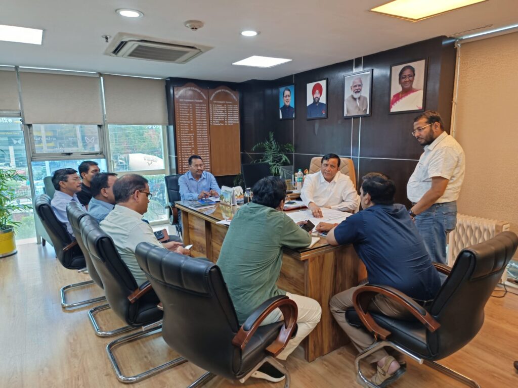 आज दिनांक 04.06.2025 को उपाध्यक्ष मसूरी देहरादून विकास प्राधिरकण द्वारा निर्माणाधीन आढत बाजार की समीक्षा बैठक अपने कक्ष में ली गयी जिस पर विभागीय अधिकारियों द्वारा उपाध्यक्ष महोदय को कार्य प्रगति की जानकारी दी गयी तदोपरांत उपाध्यक्ष द्वारा कार्यों को ससमय पूर्ण करने के निर्देश दिए गये