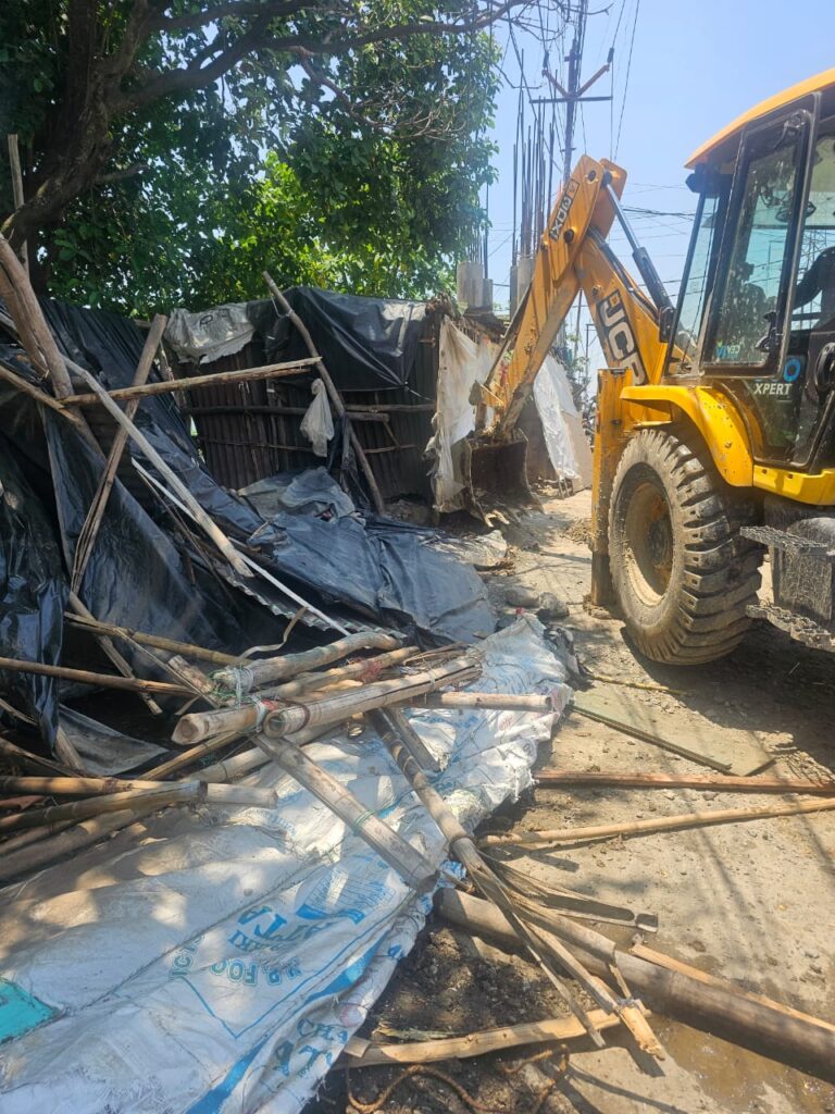 प्राधिकरण द्वारा टीकाराम चौक करगी रोड बंजारावाला देहरादून में मेहंदी हसन द्वारा मुख्य मार्ग सड़क विस्तार में बिना मानचित्र स्वीकृति टिन सेड डालकर व्यावसायिक निर्माण