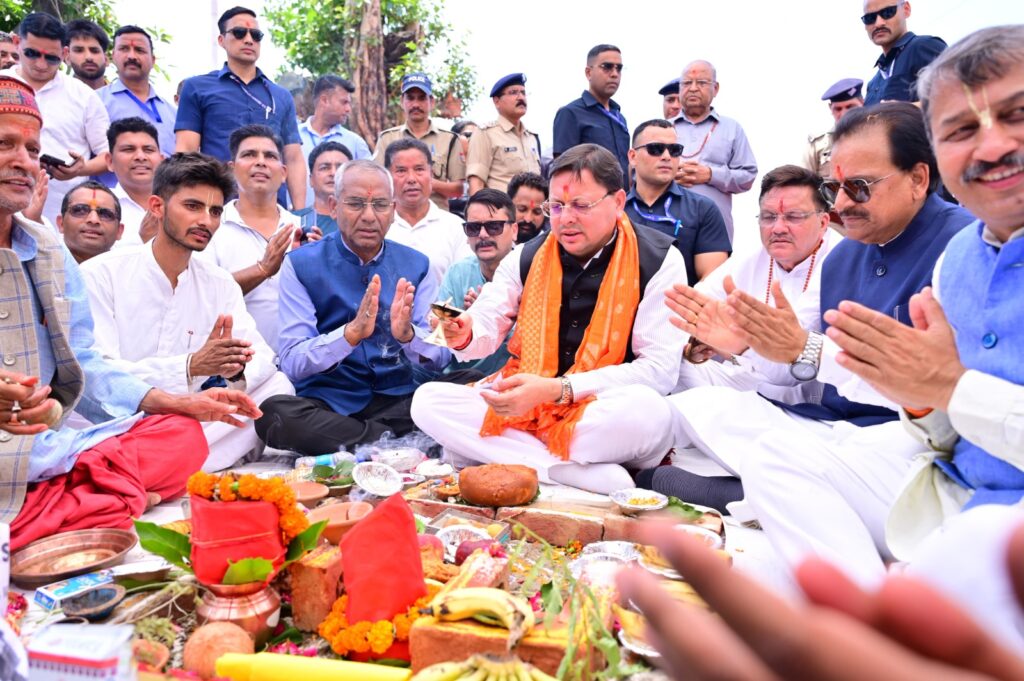 मुख्यमंत्री श्री पुष्कर सिंह धामी ने शनिवार को लालकुआं, नैनीताल में आयोजित कार्यक्रम में नैनीताल जनपद की लगभग 126 करोड़ 69 लाख लागत की 27 विकास परियोजनाओं का लोकार्पण एवं शिलान्यास किया। इन परियोजनाओं में शिक्षा, सड़क, चिकित्सा, सिंचाई, सीवरेज, नगर विकास, सौंदर्यीकरण और निराश्रित गौवंश संरक्षण से जुड़ी योजनाएं शामिल हैं। इस दौरान 25.93 करोड़ की लागत से 9 योजनाओं का लोकार्पण और 100.76 करोड़ की लागत से 18 योजनाओं का शिलान्यास किया गया।